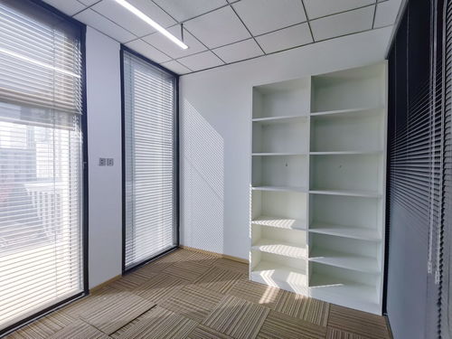 东三环万达广场精装修带家具写字楼出租，户型方正，随时看房